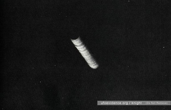 UFO ที่มีรูปร่าง ทรงกระบอก ถ่ายด้วยยานสำรวจอวกาศของ NASA ในปี 1950