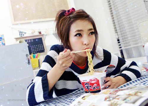 asian-chopsticks-girl-noodles-ramen-Favim.com-195424