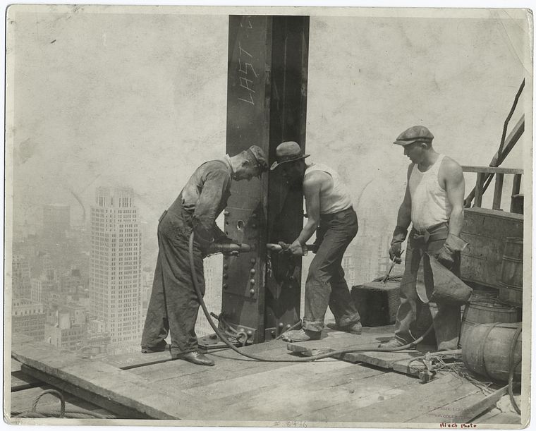ภาพคนงานผู้อยู่เบื้องหลังตึก เอ็มไพร์สเตท อดีตตึกที่สูงที่สุดในโลก (รูปกว่า80ปี)