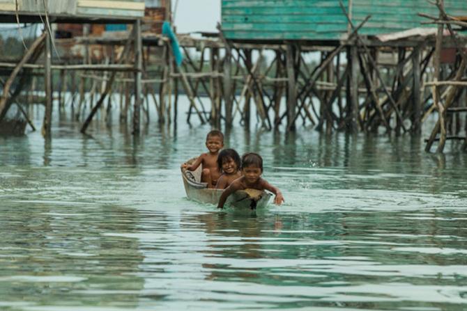 Sea gypsies กลุ่มคนที่ไม่มีพื้นดินอยู่ และต้องใช้ชีวิตอยู่แต่ผิวน้ำ