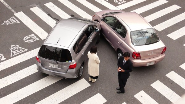 ผู้ใช้รถควรรู้!! 10 ข้อที่ควรทำเมื่อเกิดอุบัติเหตุรถชน มีอะไรบ้างมาดูกัน