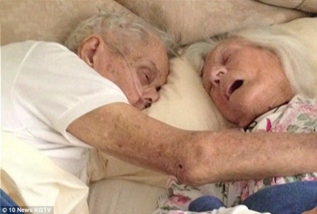 รักแท้ชั่วนิรันดร์! คุณปู่-คุณย่า นอนจับมือสิ้นใจ หลังครองรักกัน 75 ปี