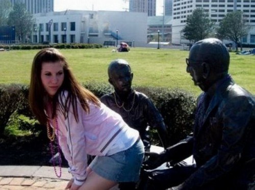 Poses-With-Statues-11