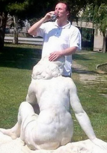Poses-With-Statues-14
