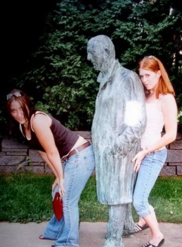 Poses-With-Statues-15