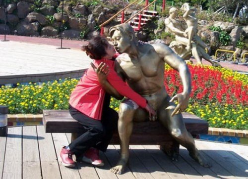 Poses-With-Statues-23