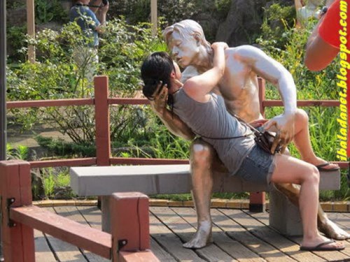 Poses-With-Statues-24