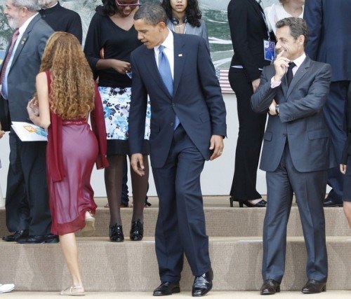1335682704_barack-obama-looking-at-womans-butt-500x427