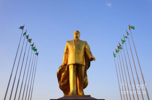 1-golden-statue-of-niyazov-in-the-park-of-independence-in-ashgabat-turkmenistan-robert-preston-e1436800982582