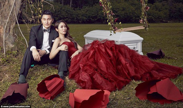 ไม่เหมือนใคร! พรีเวดดิ้งในโลง!? (ชมภาพชุด) ไม่เหมือนใคร! พรีเวดดิ้งในโลง!? (ชมภาพชุด)