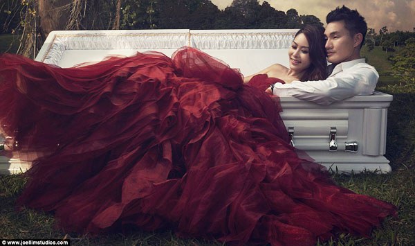 ไม่เหมือนใคร! พรีเวดดิ้งในโลง!? (ชมภาพชุด) ไม่เหมือนใคร! พรีเวดดิ้งในโลง!? (ชมภาพชุด)