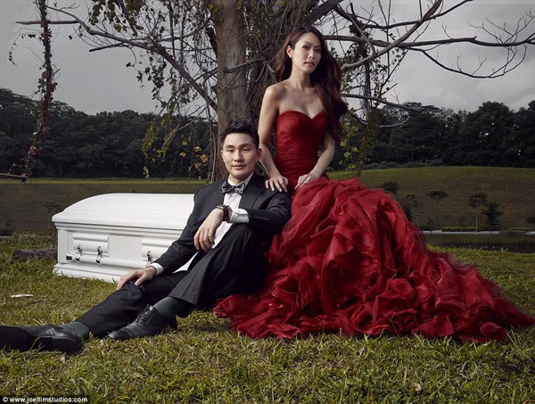 ไม่เหมือนใคร! พรีเวดดิ้งในโลง!? (ชมภาพชุด) ไม่เหมือนใคร! พรีเวดดิ้งในโลง!? (ชมภาพชุด)