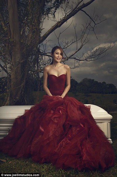 ไม่เหมือนใคร! พรีเวดดิ้งในโลง!? (ชมภาพชุด) ไม่เหมือนใคร! พรีเวดดิ้งในโลง!? (ชมภาพชุด)