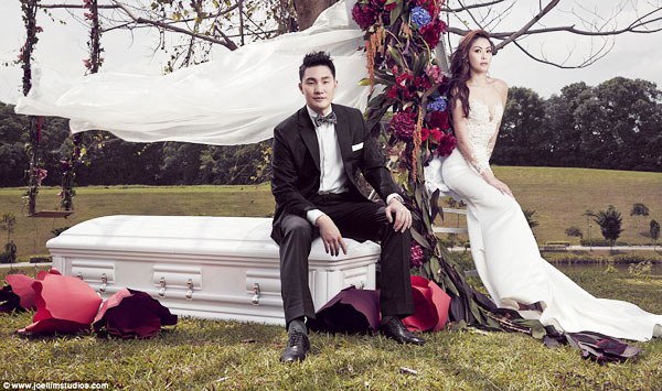 ไม่เหมือนใคร! พรีเวดดิ้งในโลง!? (ชมภาพชุด) ไม่เหมือนใคร! พรีเวดดิ้งในโลง!? (ชมภาพชุด)