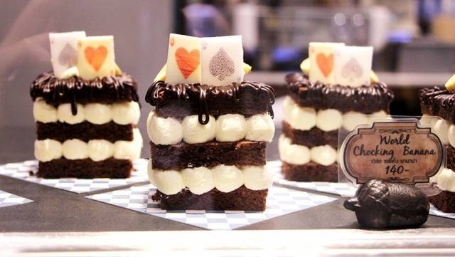 1437026921 cute alice cake perhapsrabbit whattoeatinbangkok 785x443