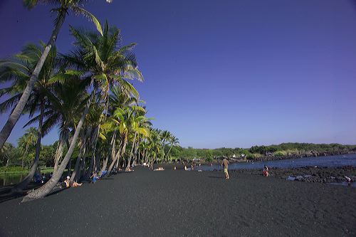 หาดทรายสีดำ Punaluu Black Sand Beach – Hawai