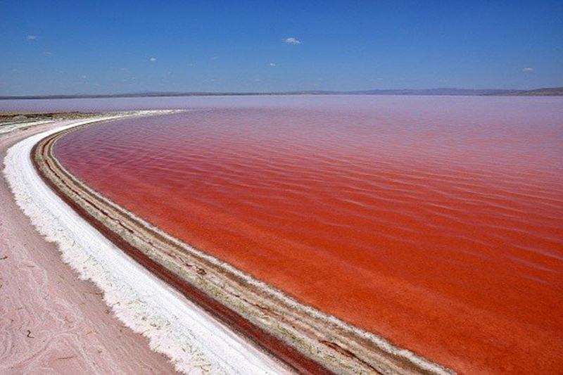 ทะเลสาบสีแดงสุดแปลกตา ที่อาจทำให้คุณคิดว่า"กำลังอยู่บนดาวอื่น" แต่แท้จริงแล้วมันคือ "ทะเลสาบในตรุกีที่เค็มมากที่สุดในโลก"