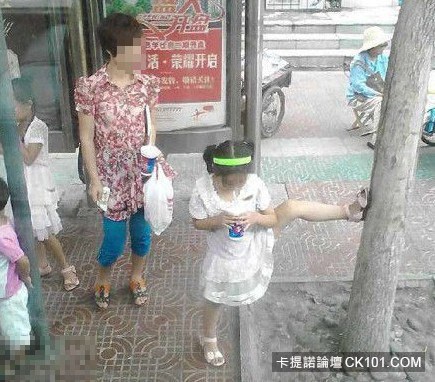 26 ภาพพฤติกรรมสุดหลุดโลก ของผู้หญิงจีน ที่ไม่มีใครคิดว่าเธอจะกล้าทำ