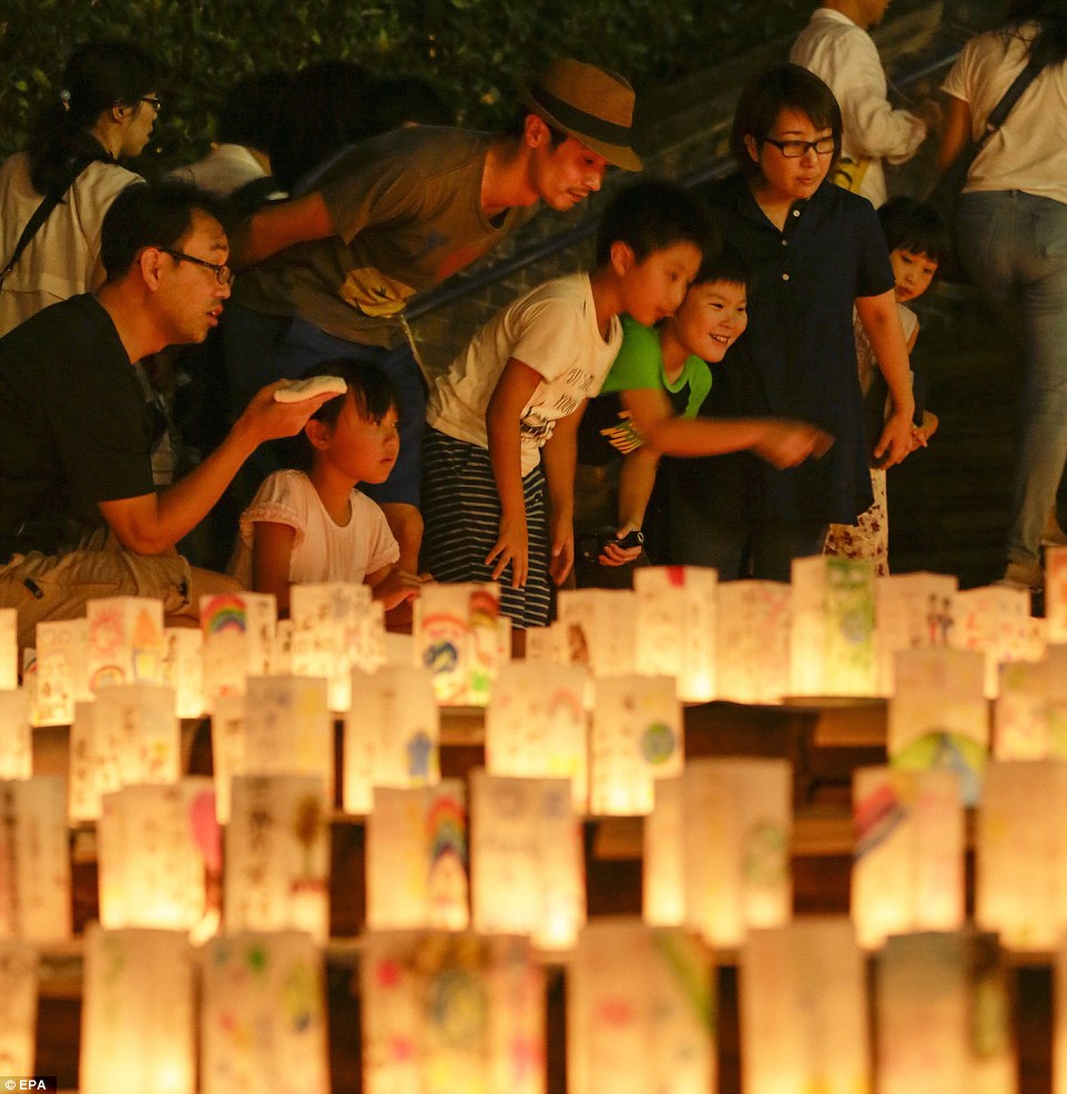 2B3325B200000578-3190472-Remembrance_Children_search_for_their_own_paper_lantern_among_th-a-49_1439059868839