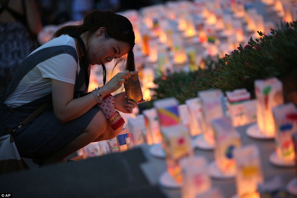 2B32E44E00000578-3190472-Vigil_Paper_lanterns_are_placed_for_the_victims_of_the_atomic_bo-a-48_1439059868806