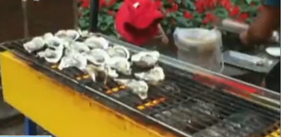 แม่สู้ชีวิต ขายหอยนางรมย่าง หาเงินรักษาลูกแฝด 3 ป่วยสมองพิการ