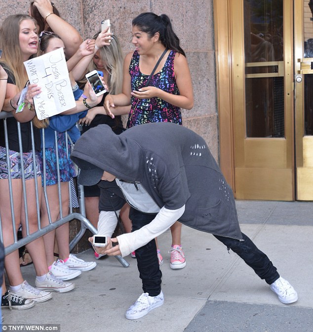 Ah! One lucky Belieber got a photo op with the Where Are You Now hitmaker before he dropped her phone accidentally on the ground