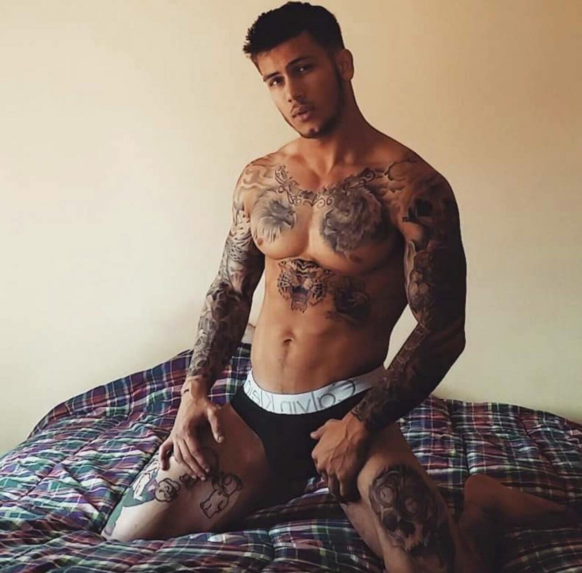 gayguycandy:

REBLOG / FOLLOW!