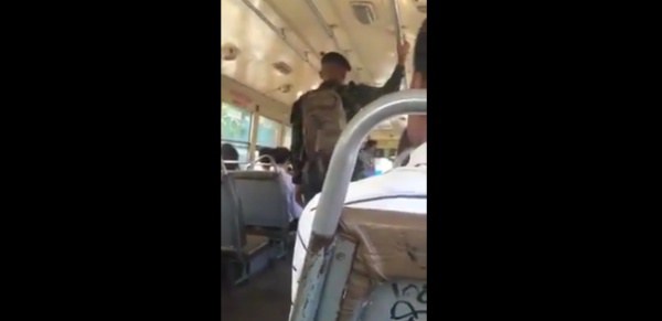 ทหารลุกให้คนนั่งบนรถเมล์ ทุกครั้งที่มีคนขึ้นมา นี่แหละรั้วของชาติ!!