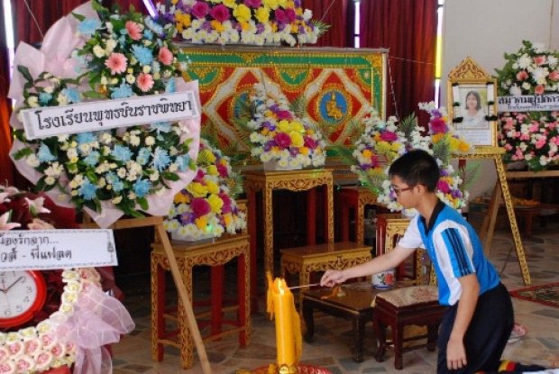 สุดสลด!! นร. ม.2 ถูกรุ่นพี่ ม. 3 รุมตบจับหัวฟาดผนัง เสียชีวิตแล้ว!!