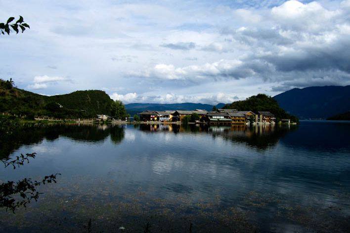 ทะเลสาบ ลูกู Lugu Lake และ หมู่บ้านโมซัว Mosuo Village