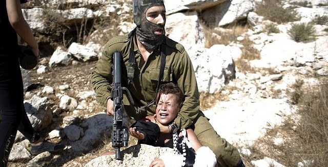 เด็กหญิงวัย 13 ฝังเขี้ยวทหารอิสราเอลไม่คิดชีวิต เพื่อช่วยหนุ่มน้อยที่ถูกปืนจ่อคอ!!