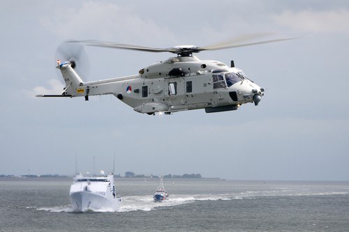 Den Helder, 8 juli 2011. VIP-vaardag van de Koninklijke marine. Vice-admiraal Matthieu Borsboom ontvangttal van prominente gasten aan boord van de Hr.Ms. De Ruiter en de Hr.Ms. Van Amstel. Na een welkomstwoord in gebouw "Albatros" te Den Helder varen de schepen uit. De gasten krijgen enkele demonstraties te zien waarna de schepen weer terugkeren naar de marinehaven te Den Helder. Foto: Demonstratie van een NH-90 helikopter.