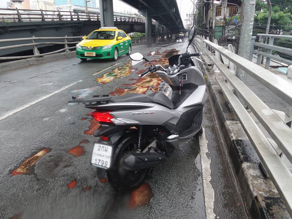 สะพานแยกคลองตันขาเข้าเมือง ยางมะตอยหลุดเหลือแต่เหล็ก ลื่นมาก โปรดระวังด้วยนะครับ