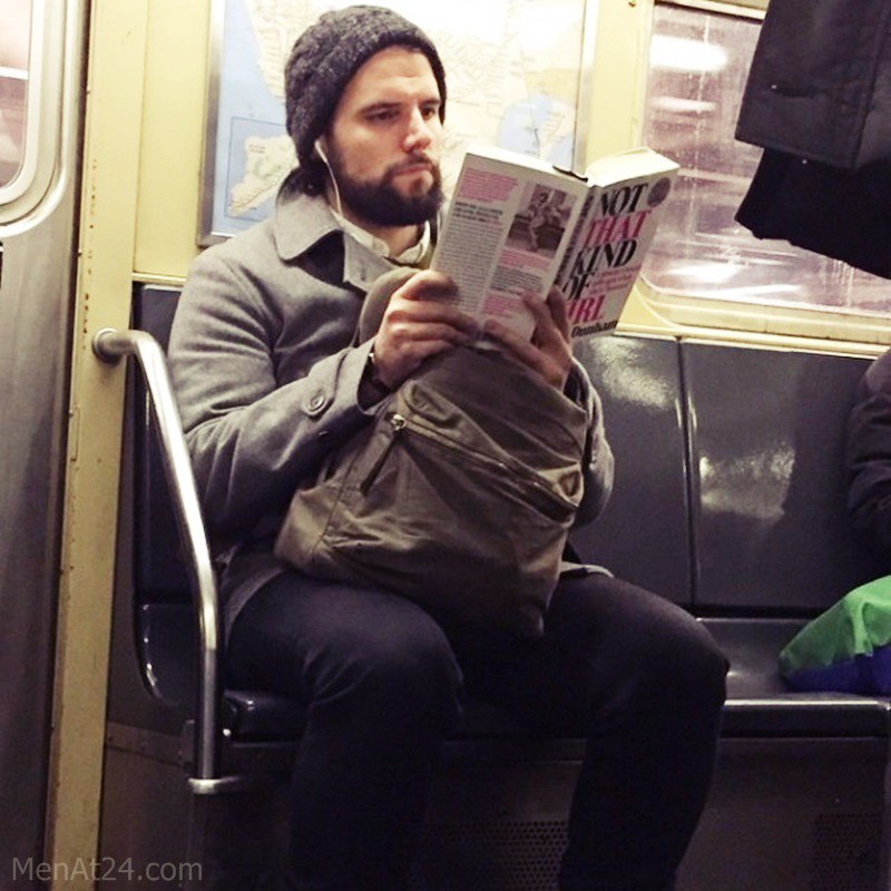 Hotdudesreading (3)