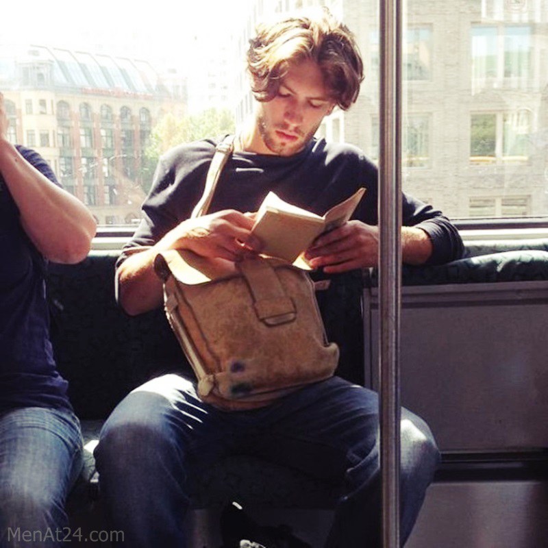 Hotdudesreading (1)