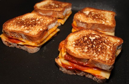 Pizza-Grilled-Cheese-425x276
