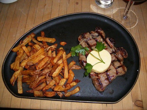 Sirloin-เซอร์ลอยน์-800px-Sirloin_steak_with_garlic_butter_and_french_fries-620x465