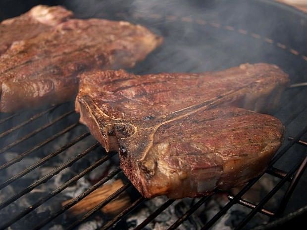 T-Bone-หรือ-Porterhouse-ทีโบนสเต็ก-หรือพอร์ตเตอร์เฮาส์-620x465