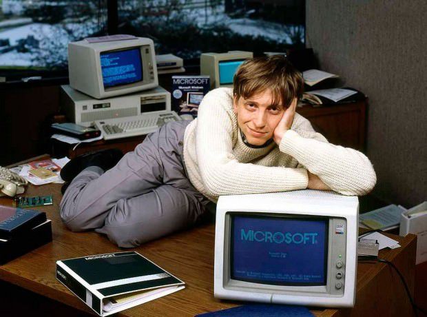 วิธีจัดโต๊ะทำงานของ CEO ระดับโลก bill-gates-desk-picture