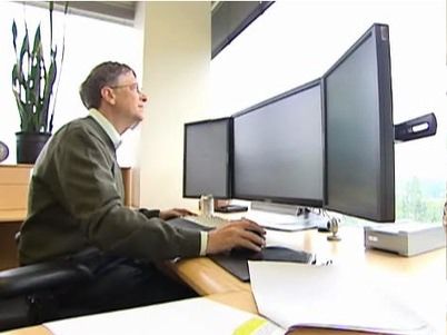 วิธีจัดโต๊ะทำงานของ CEO ระดับโลก Bill-Gates-office-and-multi-monitors-from-Wall-Street-Journal-video-in-2007_cropped
