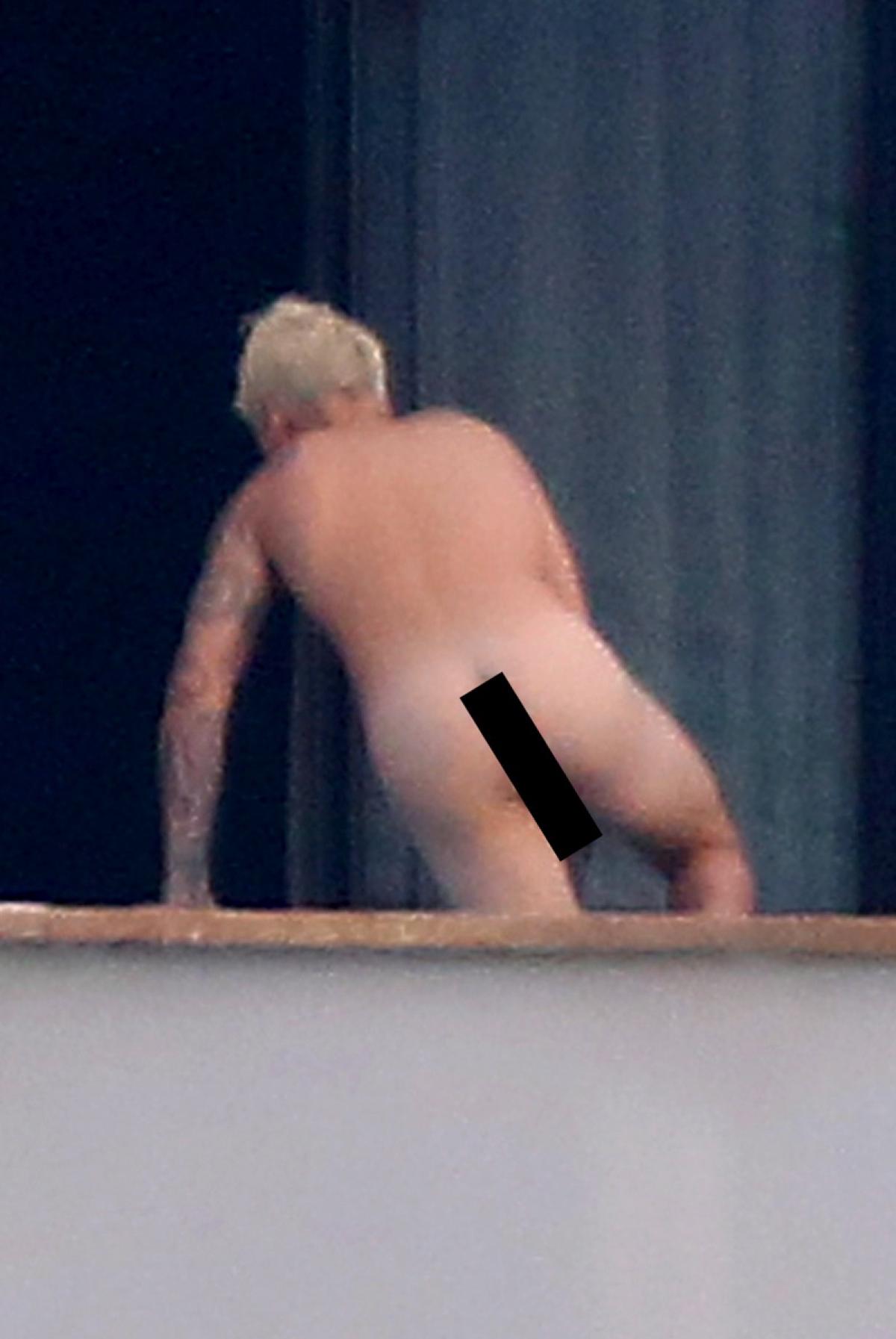 Justin Bieber nude in Bora Bora. 