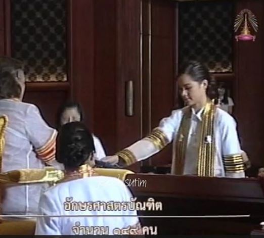 วินาที ญาญ่า อุรัสยา เข้ารับพระราชทานปริญญาจาก สมเด็จพระเทพฯ ณ จุฬาลงกรณ์มหาวิทยาลัย