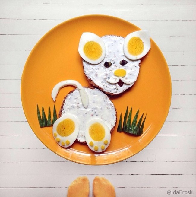 "egging แมว" - (ขนมปัง, ไข่ต้ม, ครีมชีส, เมล็ดฟักทอง, ลูกเกด, แตงกวา)