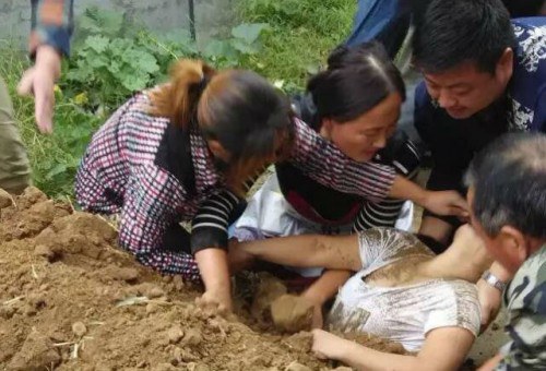 1445079353_henan-villager-buried-alive-2