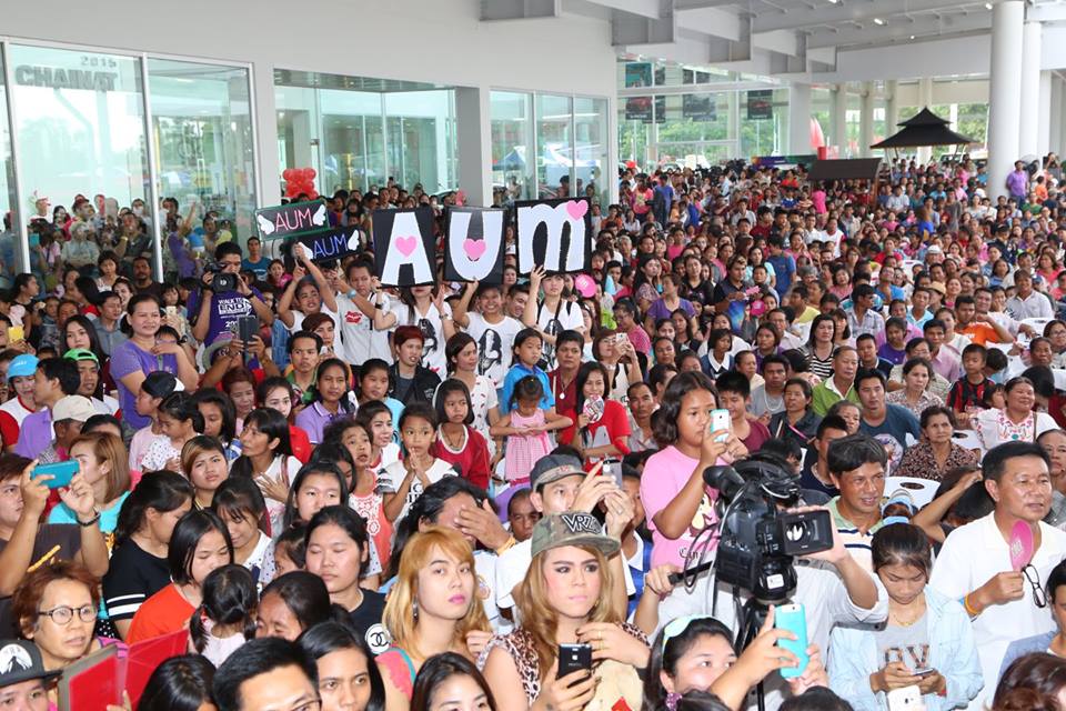 ไม่ติดหรู “อั้ม พัชราภา” ซื้อข้าวในโรงอาหารพนักงานกินหลังเสร็จงานอีเว้นท์ แถมกันเองกับแฟนคลับมากๆ