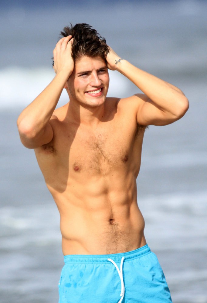 Gregg-Sulkin-Shirtless-Santa-Monica-October-2015