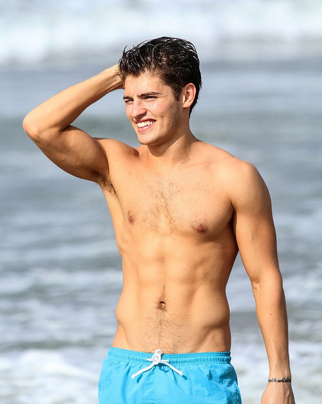 Gregg-Sulkin-Shirtless-Santa-Monica-October-2015 (2)