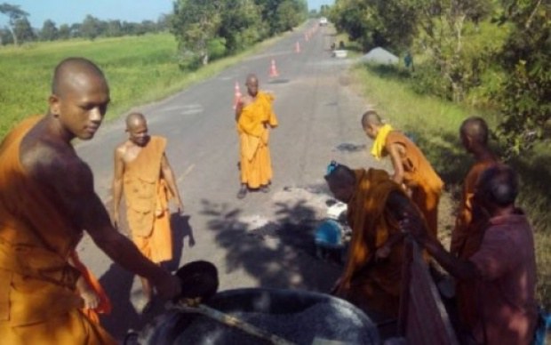 ถนนพระทำ! เจ้าอาวาสสุดทน นำพระลูกวัด ซ่อมถนนเป็นหลุมบ่อ ให้ชาวบ้านเดินทางได้สะดวก