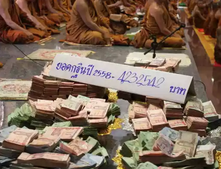 กฐินสามัคคี วัดเขาบังเหยชุมพลสีมาราม'58 เฉียด100ล้าน