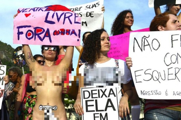 สาวบราซิลนับร้อยเปลือยอกเดินขบวน ต่อต้านการข่มขืน!